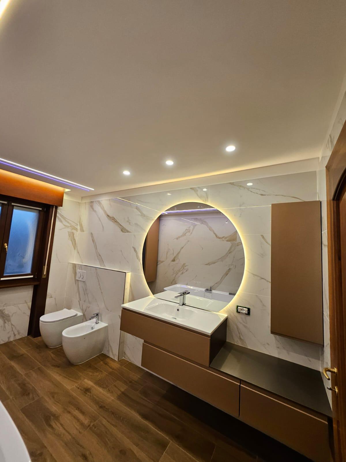 Bagno ristrutturato con marmo e LED