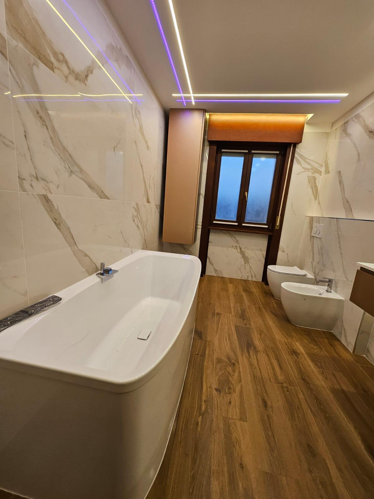Vasca freestanding in bagno con marmo