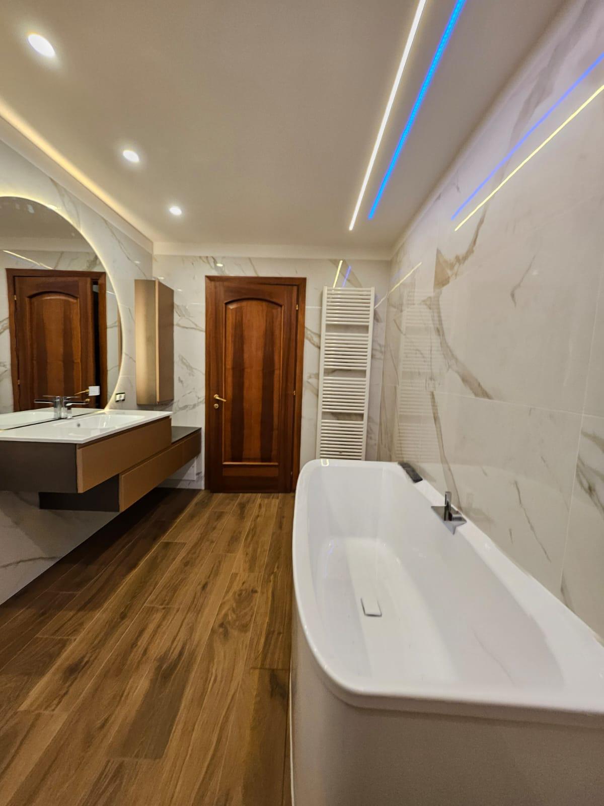 Bagno con porta in legno massello