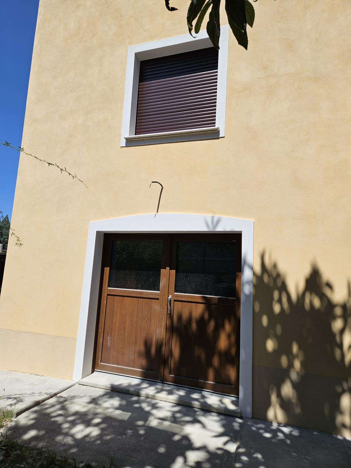 Dettaglio porta su facciata esterna